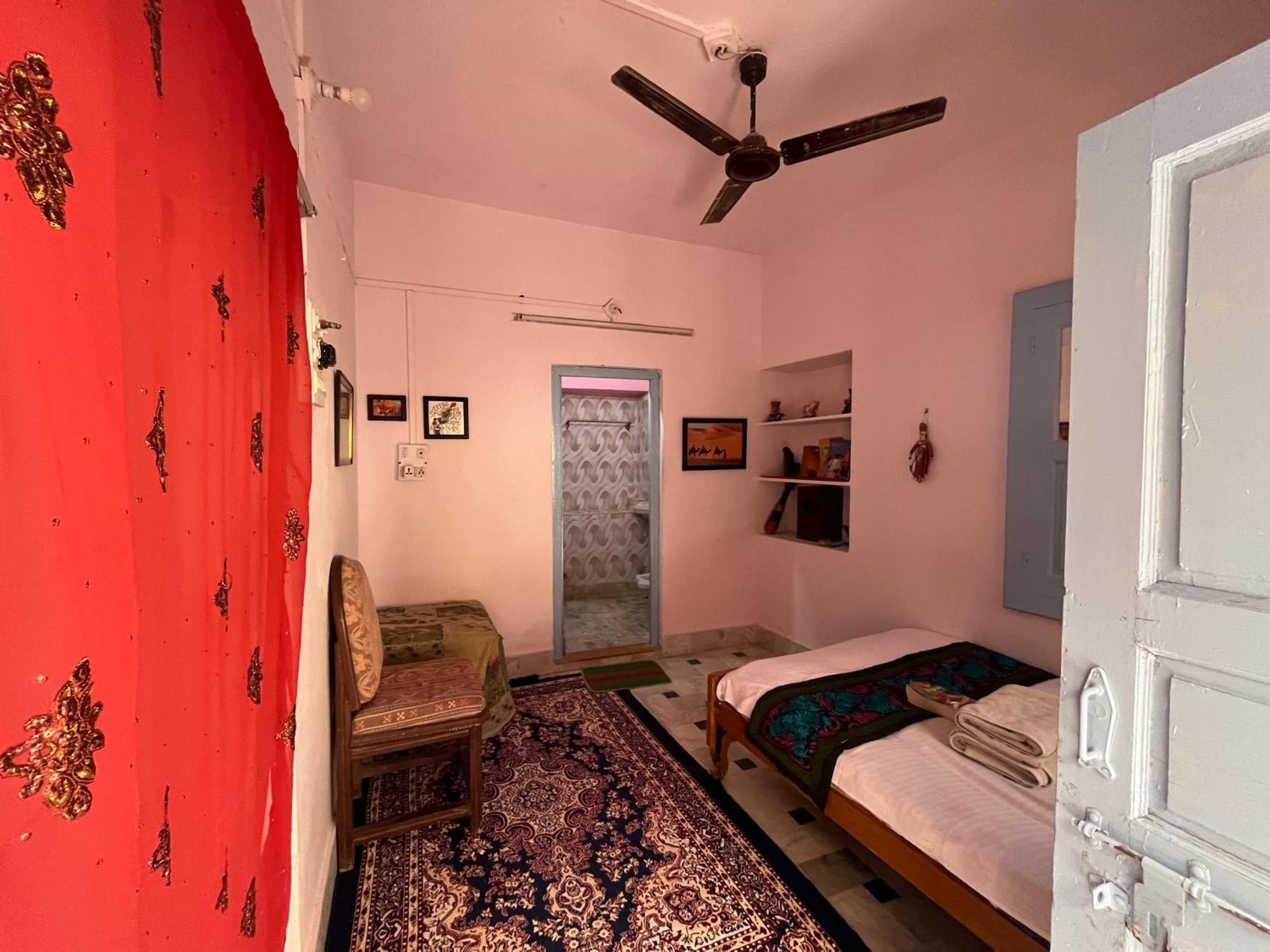 Hostel Marigold Home Stay Джайсалмер Стая снимка